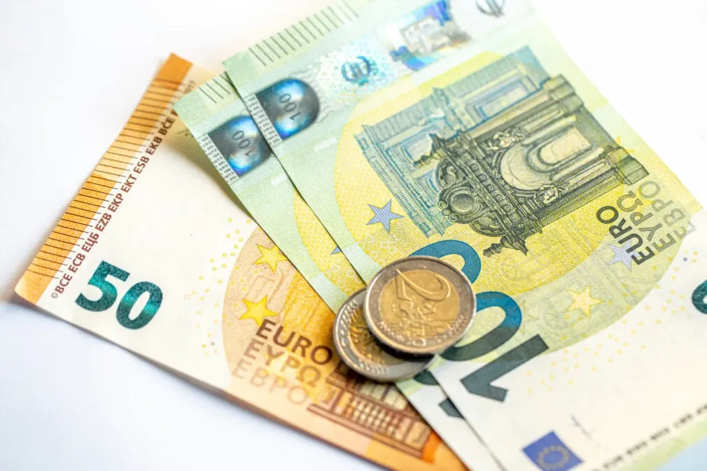 Euro ajunge la minimul ultimelor 17 luni. Moneda europeană, lovită de criza din Franța